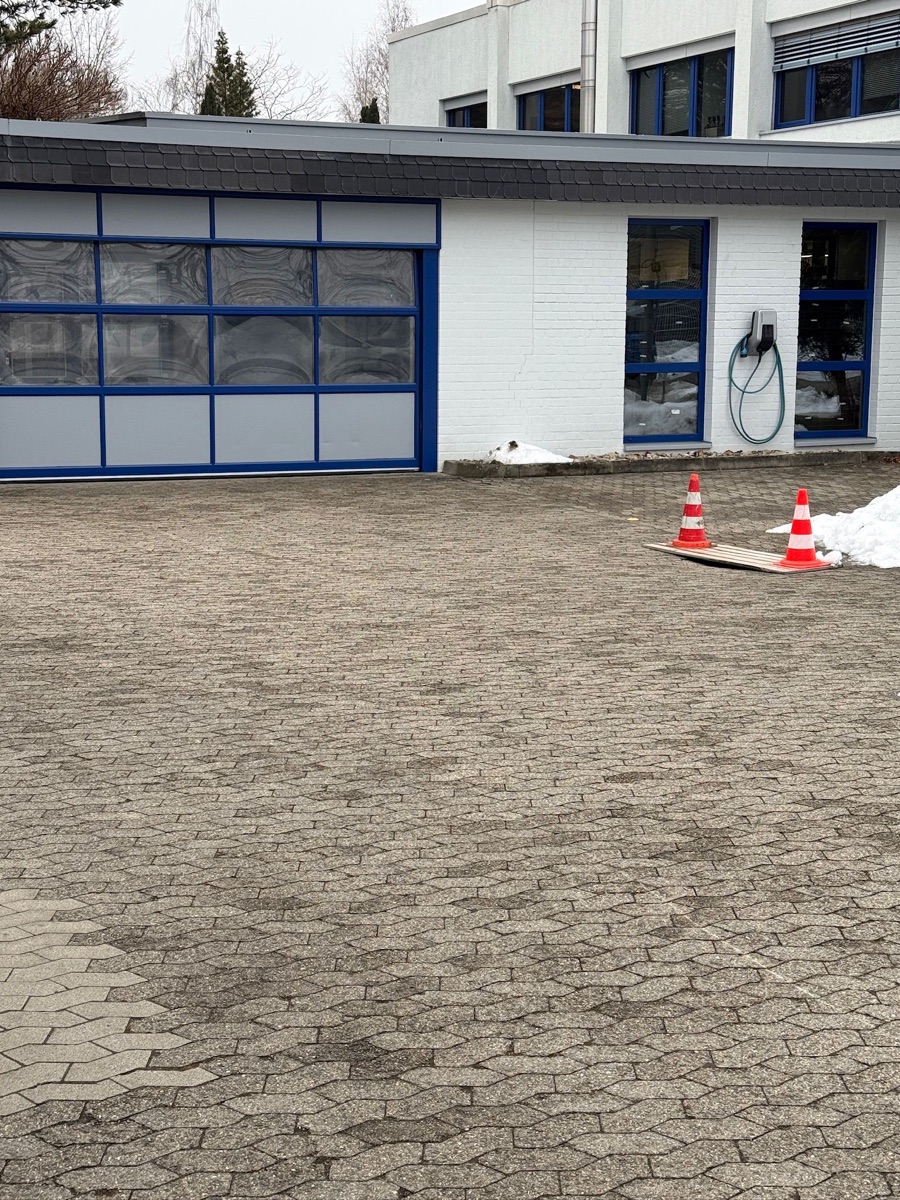 Fertig gepflasterte Hoffläche vor einer Halle